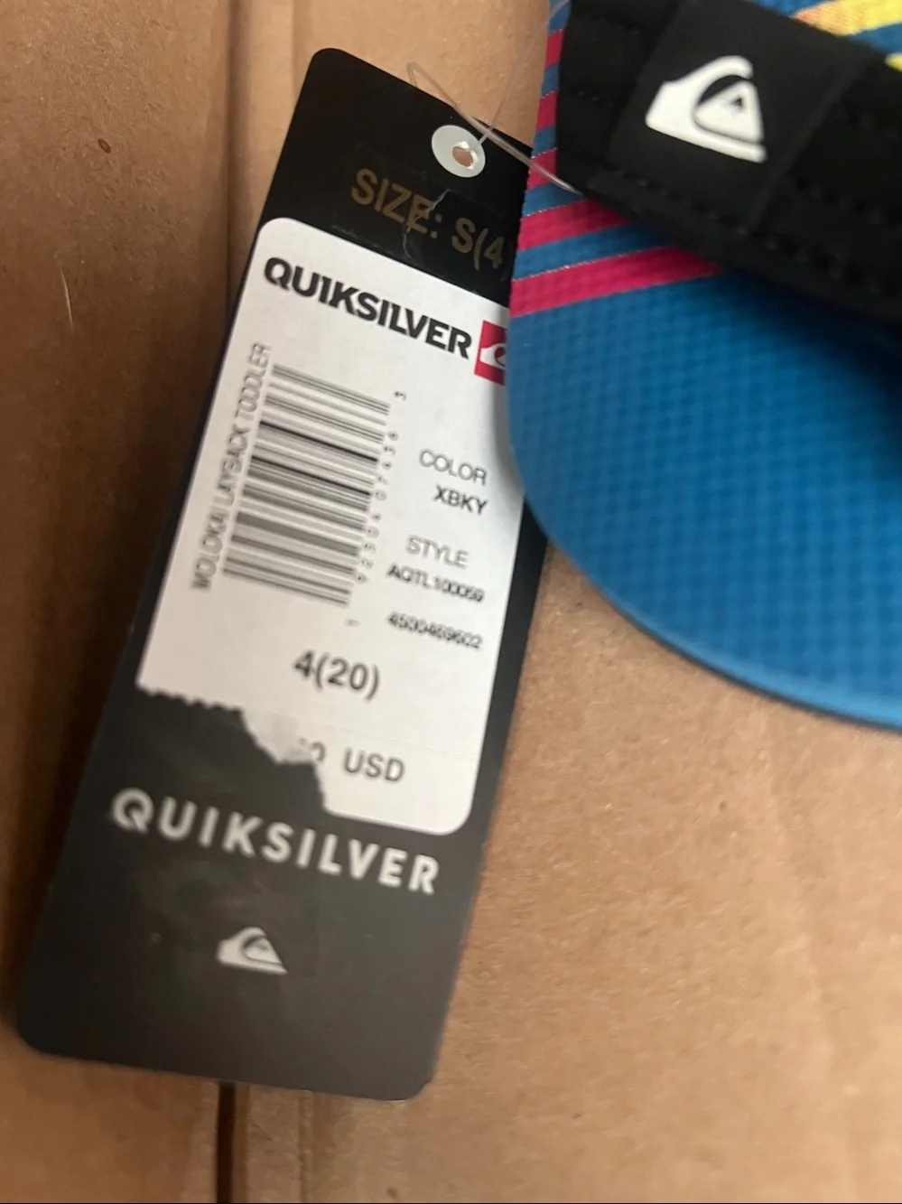 NWT Boys quicksilver flip flops with strap size 4. Non smoking home